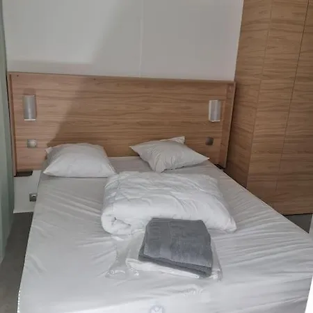 Location D'un Mobil-home De 35 M² Au Les Sables D'or - 4 Etoiles Avec Grand Parc Aquatique
