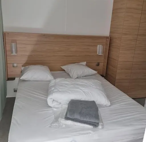 Location D'un Mobil-home De 35 M² Au Les Sables D'or - 4 étoiles Avec Grand Parc Aquatique